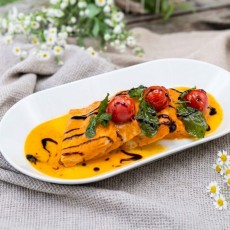 Piept de curcan sous vide cu sos de rosii coapte